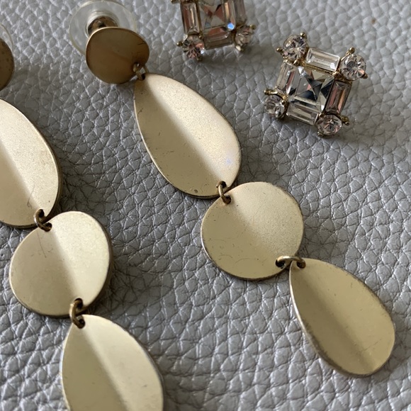 Two sets of pierced earrings gold long brushed and stone earrings. - Picture 4 of 4